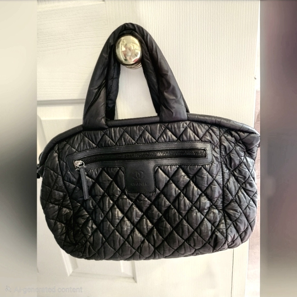 CHANEL Revers. Quilted Tote